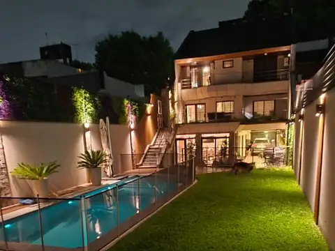 Casa de 5 ambientes con dependencia de servicio.