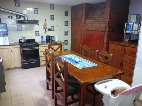 Casa 4 ambientes con 2 baños