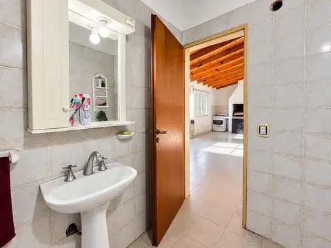 Casa 5 ambientes con 3 baños