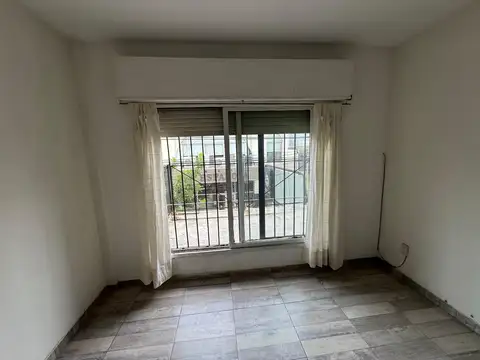 Monoambiente reciclado a nuevo en venta en Castelar centro
