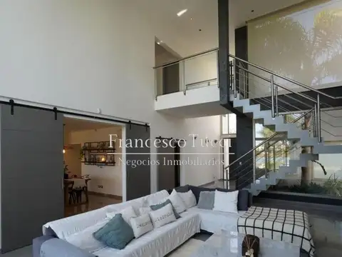 Casa 5 ambientes con 4 baños