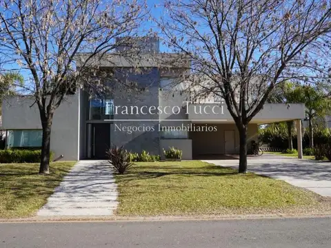 Casa en venta 6 ambientes fondo a la laguna Terravista