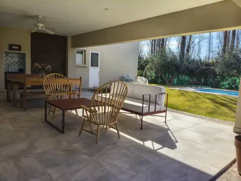 Casa en Venta con 4 cocheras