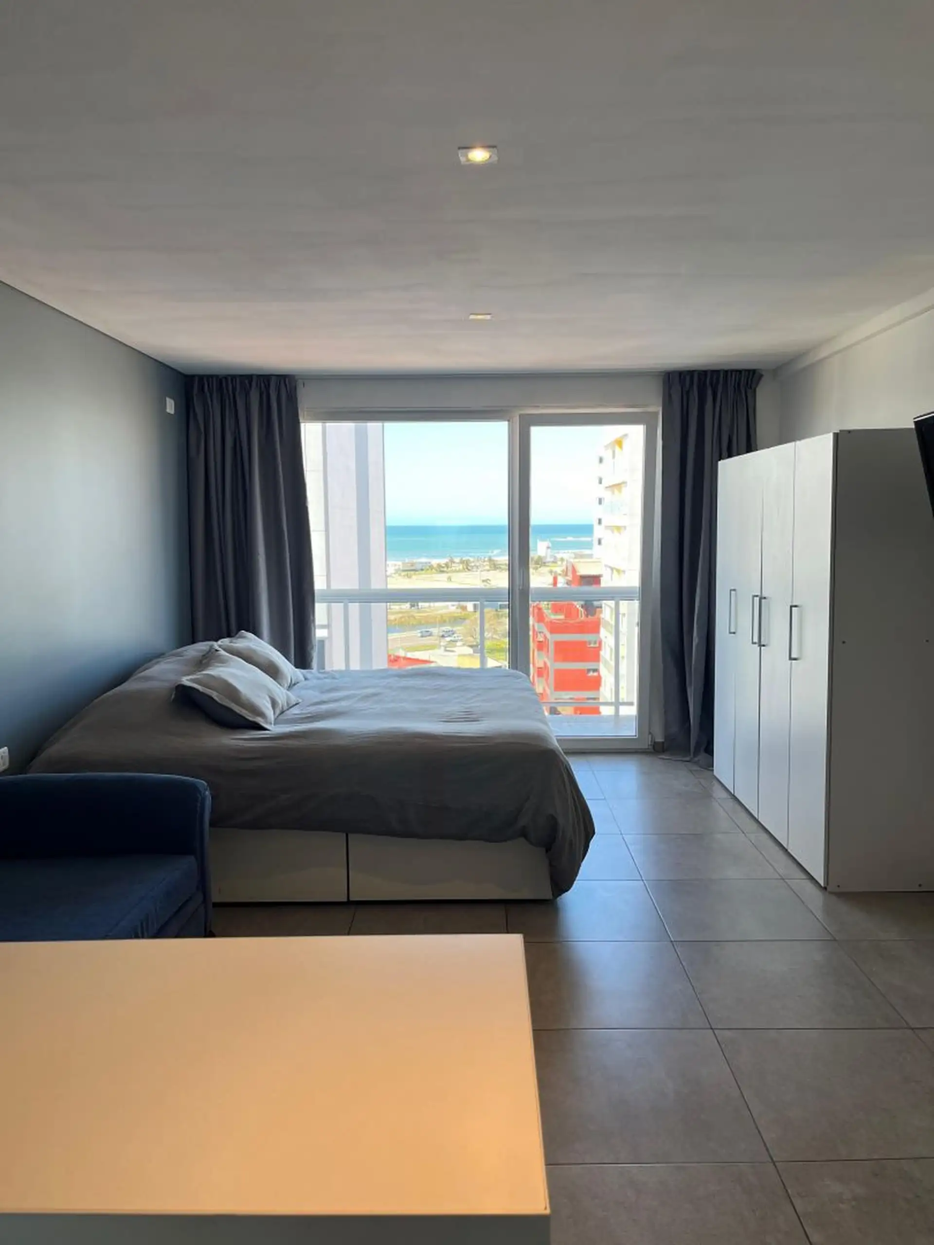 Monoambiente en venta con vista al mar y cochera - Punta Mogotes