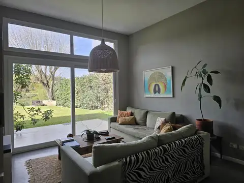 Casa en venta con costa a la laguna, 4 suites, 1 en p.b, ascensor
