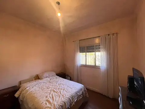 CASA  EN MUY BUENA UBICACION, PARA DOS FAMILIAS