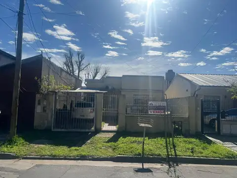 CASA  EN MUY BUENA UBICACION, PARA DOS FAMILIAS