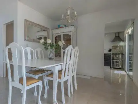 Casa en Alquiler con 2 cocheras