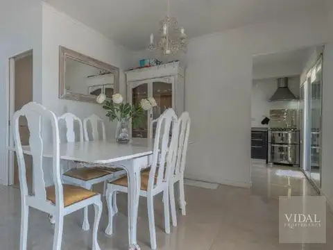 Casa en Alquiler con 2 cocheras