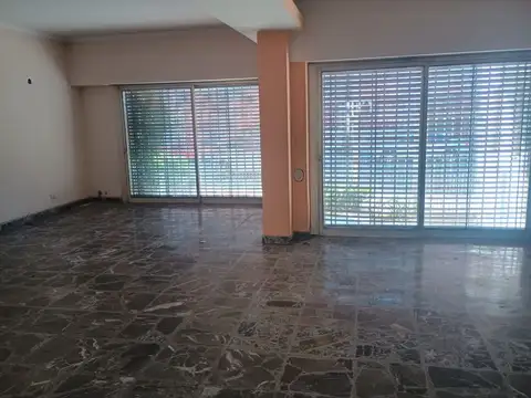 Casa 4 ambientes sobre Avda. Republica de Portugal