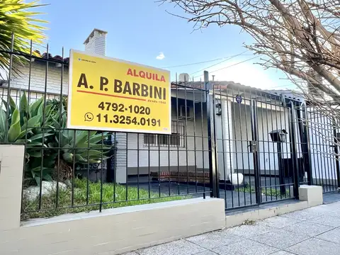 Martínez: Casa en 1 Planta con gran jardín. Lote 8,66x34. 2 Dormitorios, quincho y parrilla. Pintada a nuevo!!!