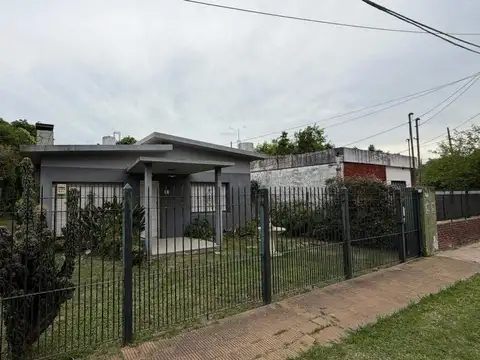 Casa en Venta con quincho y parque en francisco alvarez