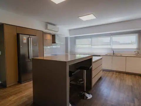 Casa en Venta con 3 cocheras