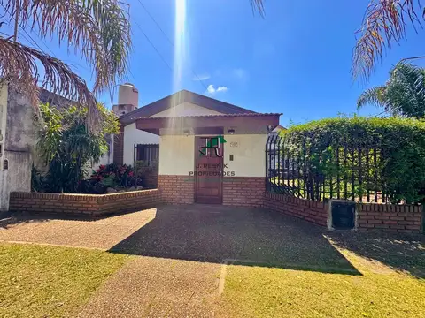 CASA 3 DORMITORIOS 2 COCHERAS 2 BAÑOS PARQUE