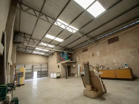 GALPÓN A LA VENTA CON LOCALES EMPALME GRANEROS