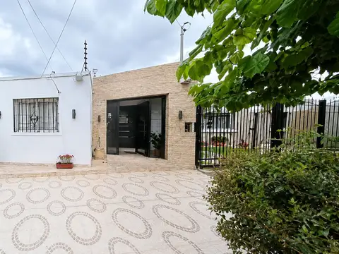 Casa 6 ambientes con 2 baños