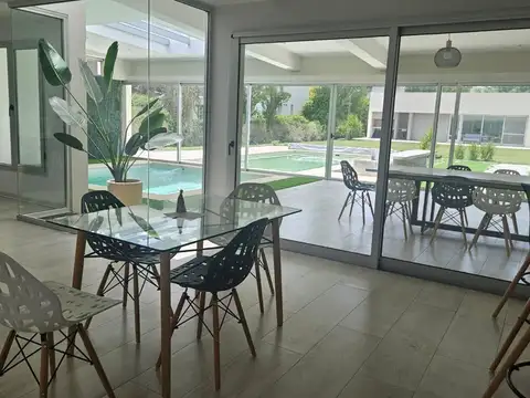 Casa en Alquiler con 2 cocheras