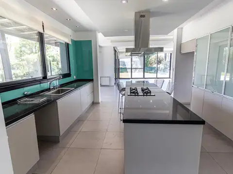 Casa 6 ambientes con 4 baños