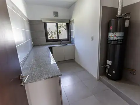 Casa en Alquiler con 2 cocheras