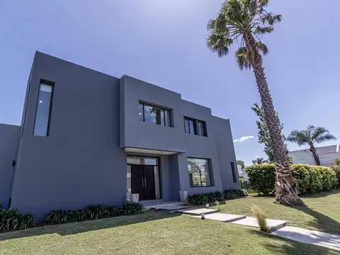 AV FUERZA AEREA 4200 MIRAFLORES - VENTA CASA 3 DORMITORIOS   PISCINA   PARQUE EN FUNES