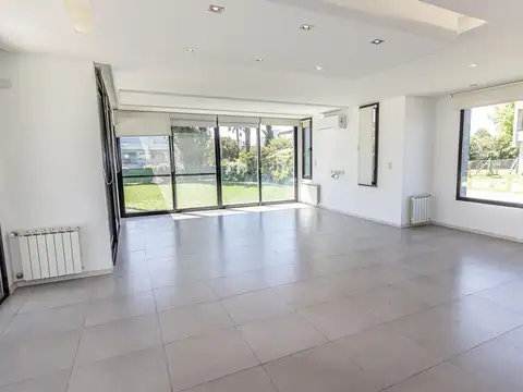 Casa en Alquiler en Funes, USD 2.300