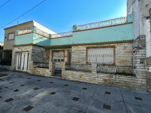 V. Ballester - Casa en lote propio a reciclar!