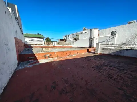 V. Ballester - Casa en lote propio a reciclar!