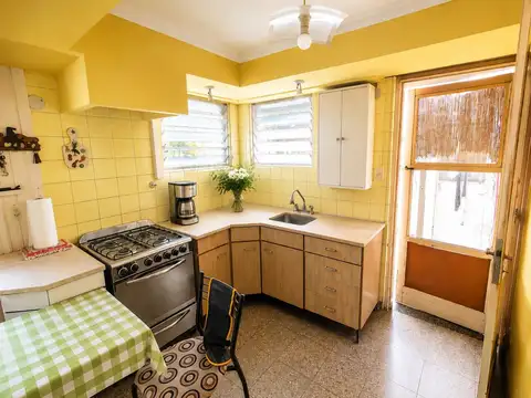Venta de Casa en Lote Propio 3 Ambientes con Cochera y Local en Caseros.