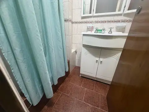 Venta de Casa en Lote Propio 3 Ambientes con Cochera y Local en Caseros.