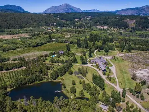 Campo en Venta Lago Puelo, a 8km de Bolsón, 82 has, laguna, costa de río, Plantacion deFruta fina,