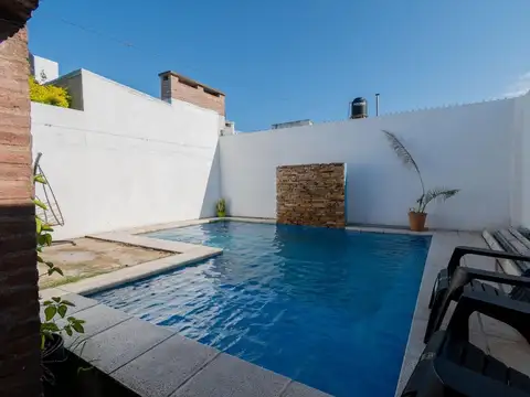 Venta CASA CON PILETA EXCELENTE UBICACION