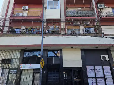 Alquilo departamento de 3 ambientes al frente con balcón corrido en excelente estado