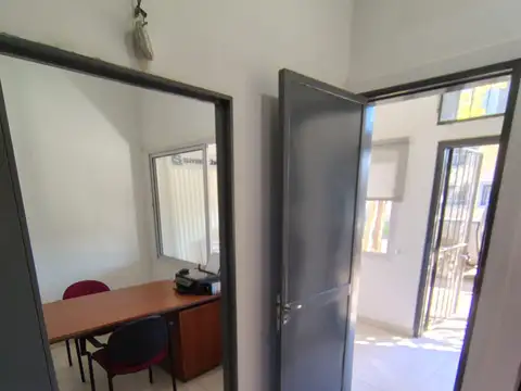 Deposito con oficinas y local en alquiler