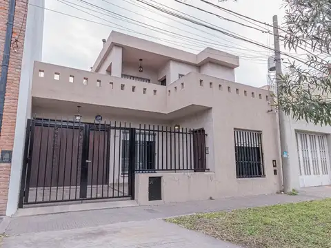 VENTA CASA DE 2 PLANTAS CON COCHERA Y JARDÍN