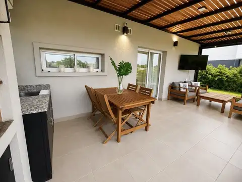 Casa 5 ambientes con 3 baños