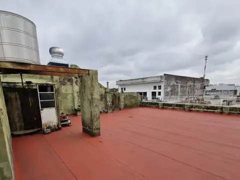 Venta Casa en Bloque con Dos Viviendas, Dos Locales y Terraza - Parque Avellaneda