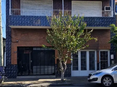 Venta Casa en Bloque con Dos Viviendas, Dos Locales y Terraza - Parque Avellaneda