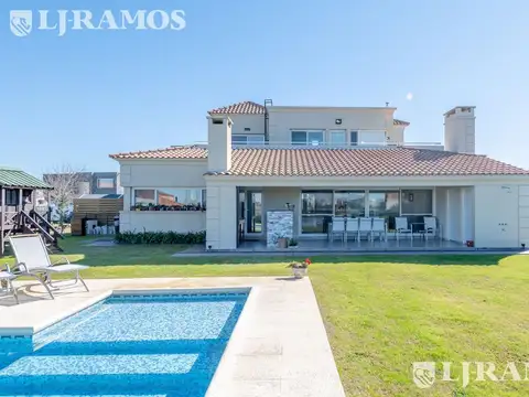 Casa 5 ambientes con 4 baños