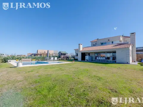 Casa en Venta con 2 cocheras