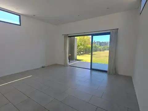 Casa 4 ambientes en Venta Barrio Nautico, permuta