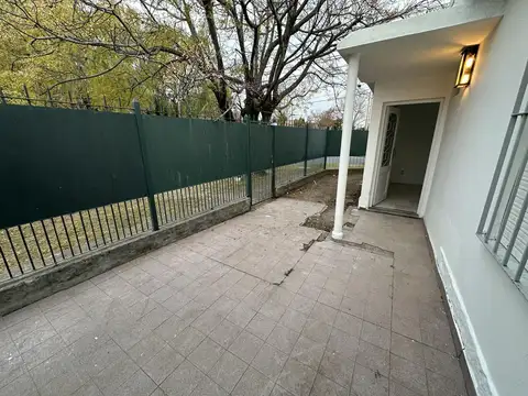 Casa en alquiler de cuatro ambientes en Adrogue