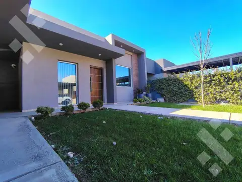 Casa en Venta en Plottier, USD 290.000