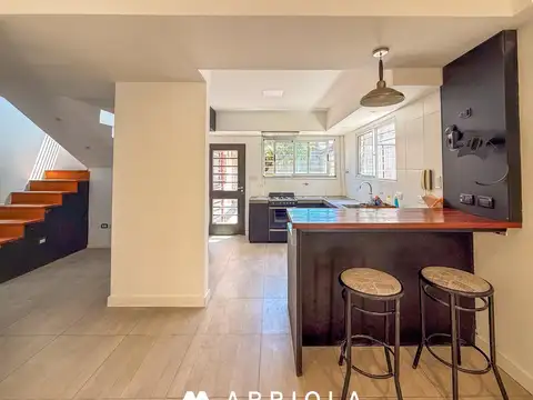 Casa MODERNA de 5 ambientes en lote propio
