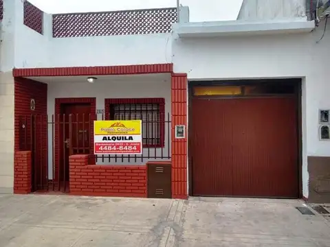 Casa de 3 ambientes con cochera para dos autos en centro de San Justo.