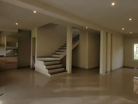 Casa en Alquiler con 2 cocheras