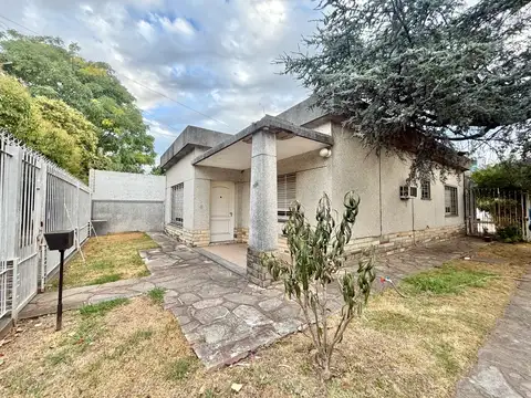 Casa 3 ambientes con dependencia y galpon sobre doble lote en Moron Sur