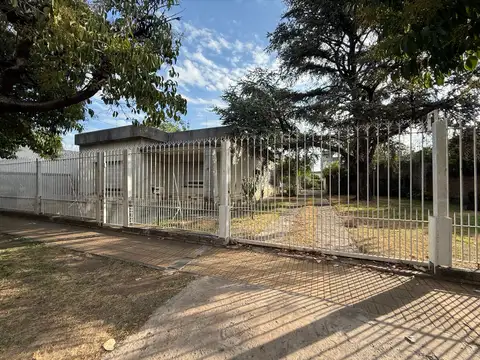 Casa 3 ambientes con dependencia y galpon sobre doble lote en Moron Sur