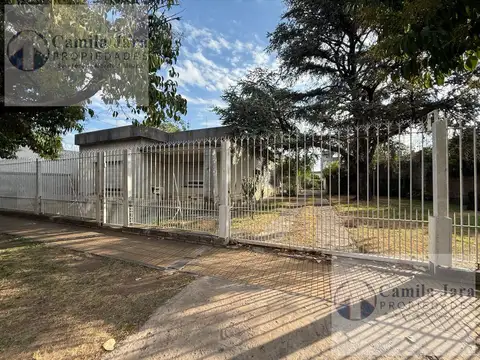 Casa 3 ambientes con dependencia y galpon sobre doble lote en Moron Sur