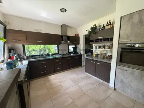 Casa en Venta con 4 cocheras