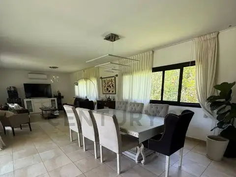 Casa 9 ambientes con 4 baños